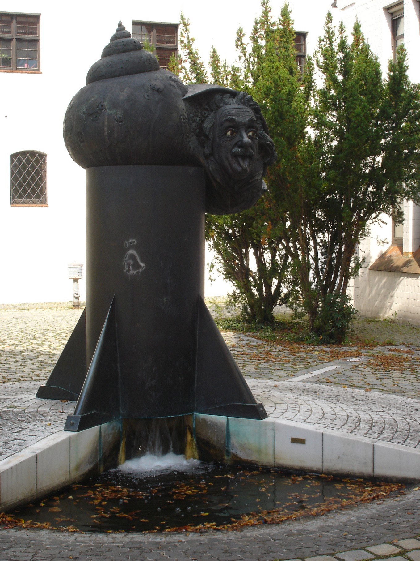 Der Brunnen vor dem Haupteingang des Amtsgerichts Ulm beim Justizzentrum Ulm